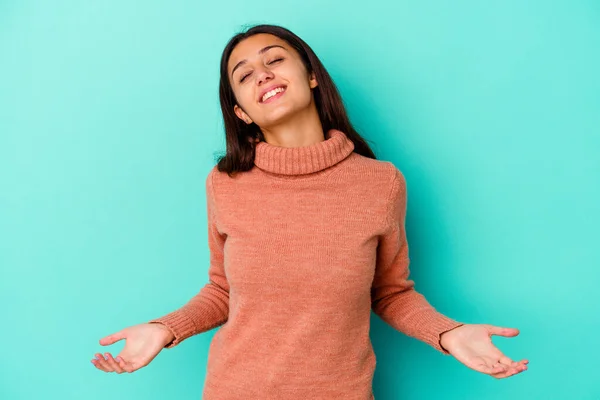 Mujer India Joven Aislado Sobre Fondo Azul Relajado Feliz Riendo —  Fotos de Stock