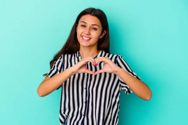 Mujer India Joven Aislada Sobre Fondo Azul Sonriendo Mostrando Una — Foto de Stock