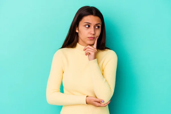 Mujer India Joven Aislada Sobre Fondo Azul Contemplando Planeando Una — Foto de Stock