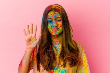 Kutsal bayramı kutlayan genç Hintli kadın beyaz arka planda izole edilmiş beş numarayı parmaklarıyla gülümsüyor..