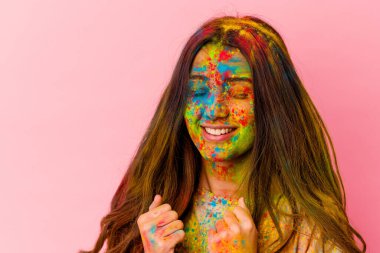 Beyaz arka planda izole edilmiş kutsal festivali kutlayan genç Hintli kadın