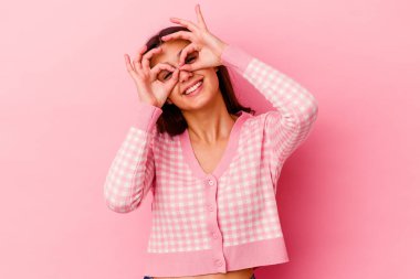 Pembe arka planda izole edilmiş genç Hintli kadın gözlerinde sorun olmadığını gösteriyor.