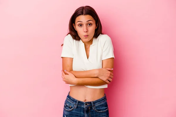 Giovane Donna Indiana Isolata Sfondo Rosa Scrolla Spalle Occhi Aperti — Foto Stock