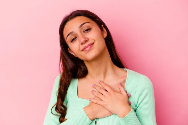 Jonge Indiase Vrouw Geïsoleerd Roze Achtergrond Heeft Vriendelijke Uitdrukking Drukken — Stockfoto