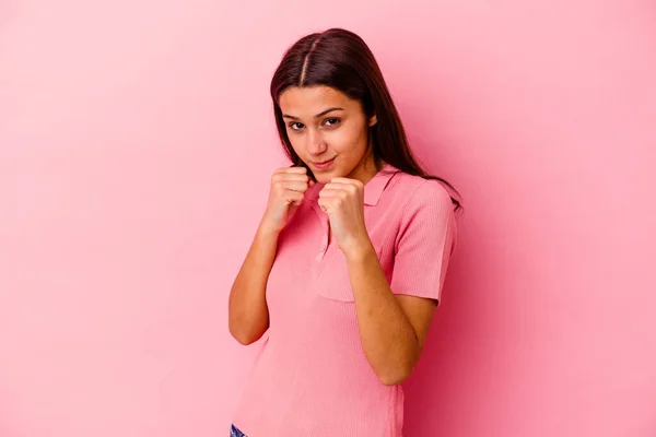 Jovem Indiana Isolada Fundo Rosa Dando Soco Raiva Lutando Devido — Fotografia de Stock