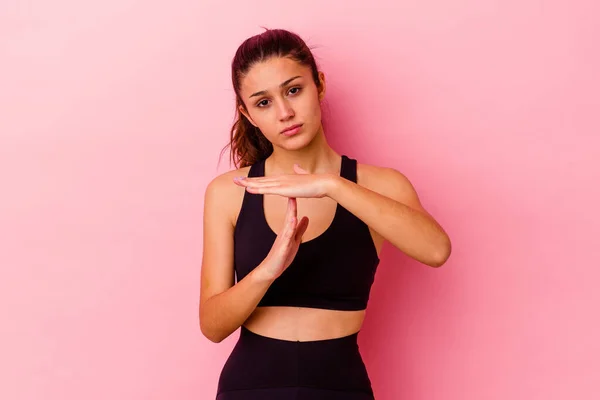 Deporte Joven Mujer India Aislada Sobre Fondo Rosa Mostrando Gesto —  Fotos de Stock