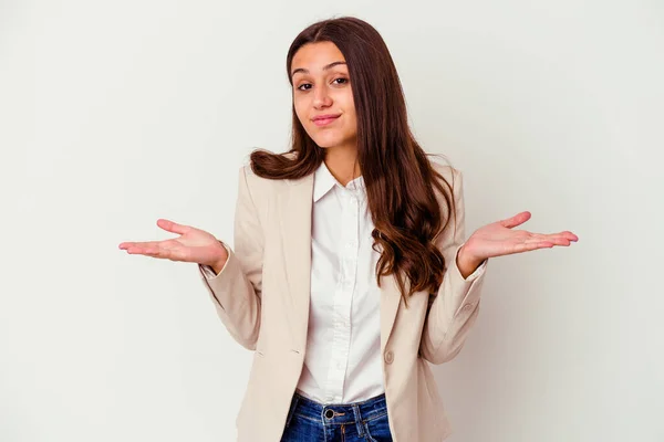 Giovane Donna Affari Indiana Isolata Sfondo Bianco Dubitando Scuotendo Spalle — Foto Stock