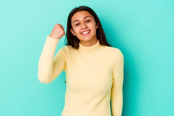 Mulher Indiana Jovem Isolado Fundo Azul Torcendo Despreocupado Animado Conceito — Fotografia de Stock