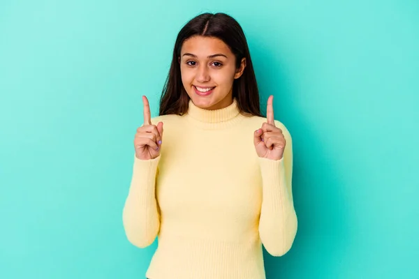 Jonge Indiase Vrouw Geïsoleerd Blauwe Achtergrond Geeft Met Beide Vingers — Stockfoto