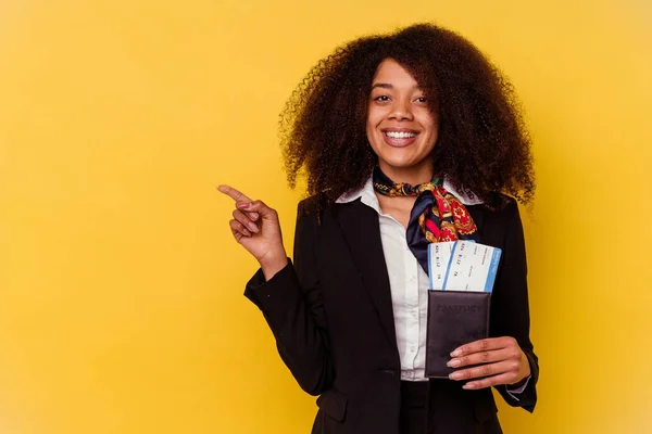 Jonge Afro Amerikaanse Gastvrouw Met Een Vliegticket Geïsoleerd Gele Achtergrond — Stockfoto