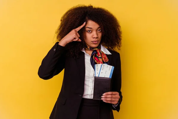 Молодая Африканская Американская Стюардесса Держащая Руках Билеты Самолет Изолированные Желтом — стоковое фото