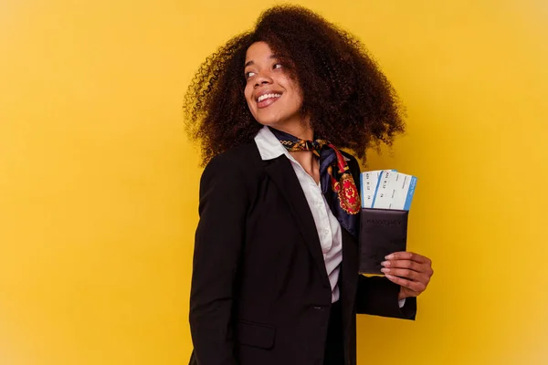 Jovem Anfitriã Aérea Afro Americana Segurando Avião Bilhetes Isolados Fundo — Fotografia de Stock