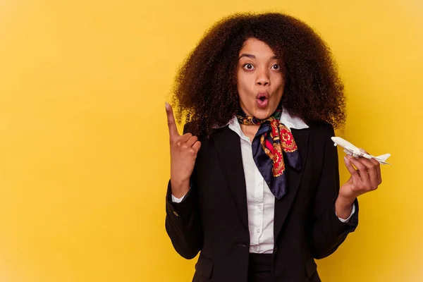 Jonge Afro Amerikaanse Lucht Gastvrouw Met Een Klein Vliegtuig Geïsoleerd — Stockfoto