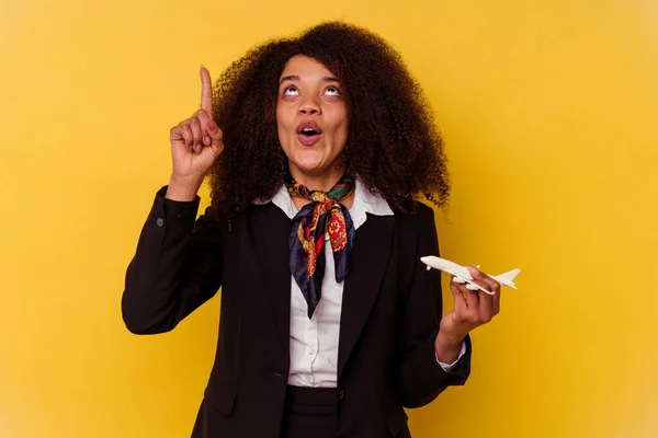 Jonge Afrikaanse Amerikaanse Lucht Gastvrouw Met Een Klein Vliegtuig Geïsoleerd — Stockfoto