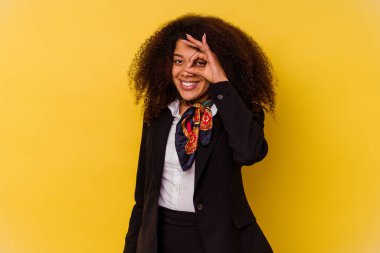 Genç Afrikalı Amerikalı hostes sarı arka planda izole edildi..