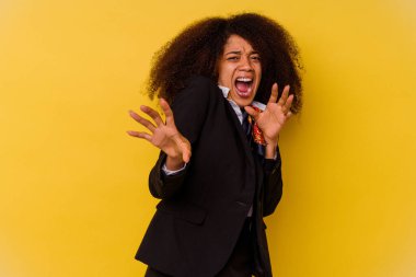 Genç Afrikalı Amerikalı hostes yakın bir tehlike nedeniyle sarı arka planda izole edildi.