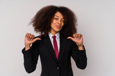 Beyaz arka planda soyutlanmış takım elbise giyen genç Afrikalı Amerikalı iş kadını gururlu ve kendinden emin hissediyor..