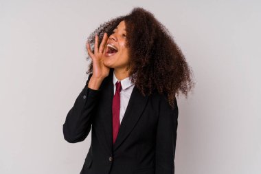Beyaz arka planda izole edilmiş takım elbiseli genç Afrikalı Amerikalı iş kadını bağırıyor ve avuç içi kadar açık bir ağız tutuyor..
