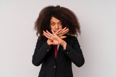 Beyaz arka planda izole edilmiş takım elbiseli genç Afrikalı Amerikalı iş kadını inkar hareketi yapıyor.