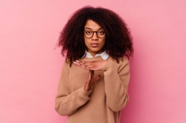 Genç Afrikalı Amerikalı kadın pembe arka planda izole edilmiş..