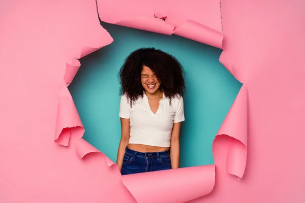 若いアフリカ系アメリカ人の女性が青い背景に孤立紙で笑うと目を閉じ リラックスして幸せを感じています — ストック写真