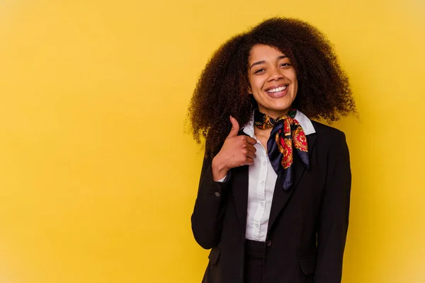 Jonge Afro Amerikaanse Gastvrouw Geïsoleerd Gele Achtergrond Glimlachend Hijgend Duim — Stockfoto