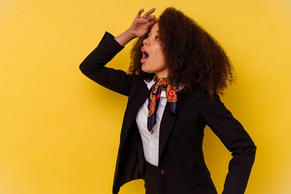 Junge Afroamerikanische Stewardess Isoliert Auf Gelbem Hintergrund Und Weit Entfernt — Stockfoto