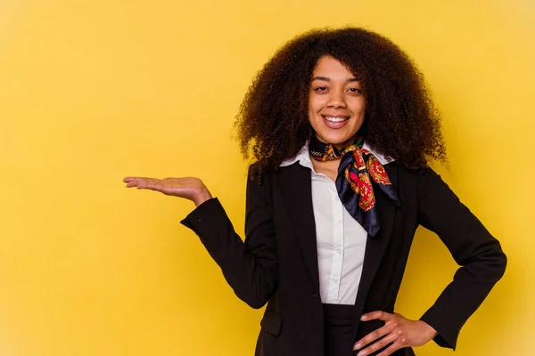 Jonge Afro Amerikaanse Gastvrouw Geïsoleerd Gele Achtergrond Met Een Kopieerruimte — Stockfoto