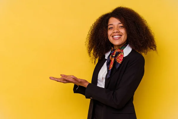 Jonge Afro Amerikaanse Gastvrouw Geïsoleerd Gele Achtergrond Met Een Kopieerruimte — Stockfoto