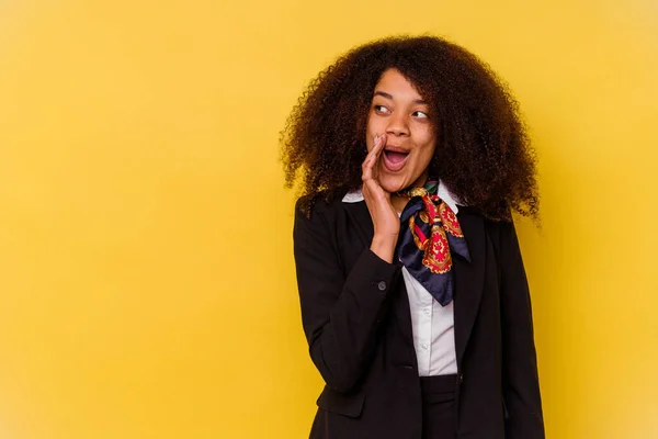Junge Afroamerikanische Stewardess Isoliert Auf Gelbem Hintergrund Sagt Eine Geheime — Stockfoto