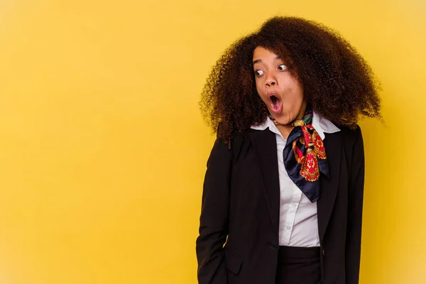 Junge Afroamerikanische Stewardess Isoliert Auf Gelbem Hintergrund Und Schockiert Über — Stockfoto