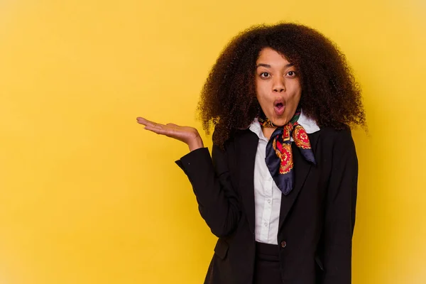 Jonge Afro Amerikaanse Gastvrouw Geïsoleerd Gele Achtergrond Onder Indruk Houden — Stockfoto