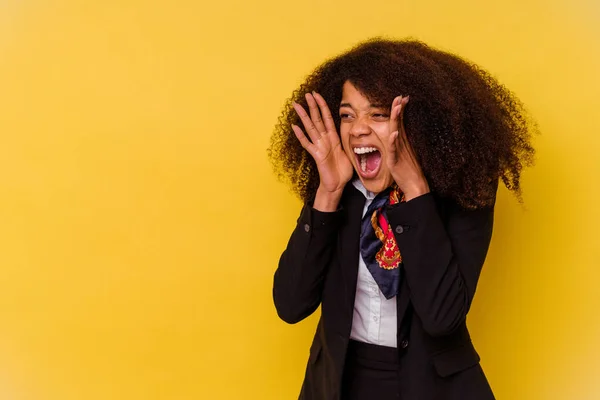 Young African American Air Hostess Isolated Yellow Background Shouts Loud — Stock Photo, Image