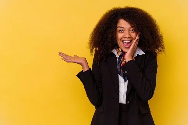 Jonge Afro Amerikaanse Lucht Gastvrouw Geïsoleerd Gele Achtergrond Houdt Kopieerruimte — Stockfoto