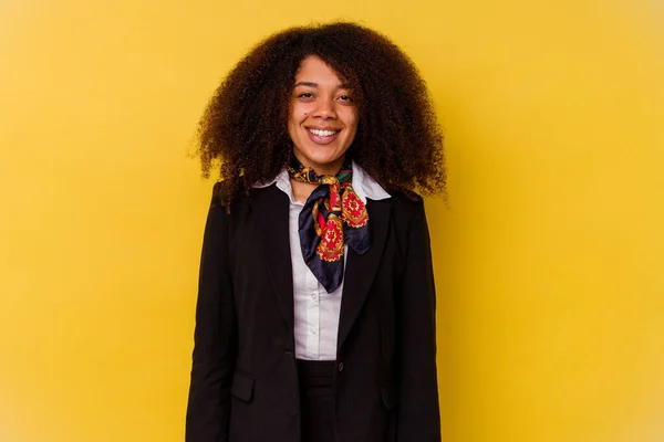 Joven Azafata Afroamericana Aislada Sobre Fondo Amarillo Feliz Sonriente Alegre — Foto de Stock
