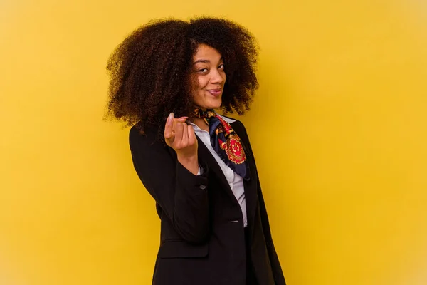 Mladá Afroamerická Letuška Izolovaná Žlutém Pozadí Ukazuje Prstem Vás Jako — Stock fotografie