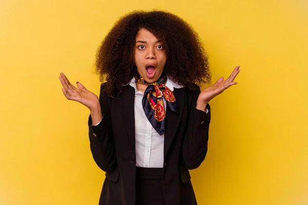 Jeune Hôtesse Air Afro Américaine Isolée Sur Fond Jaune Surprise — Photo