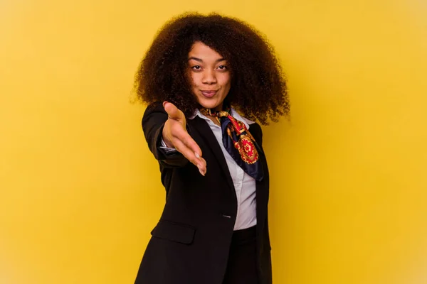 Young African American Air Hostess Isolated Yellow Background Stretching Hand — Stock Photo, Image