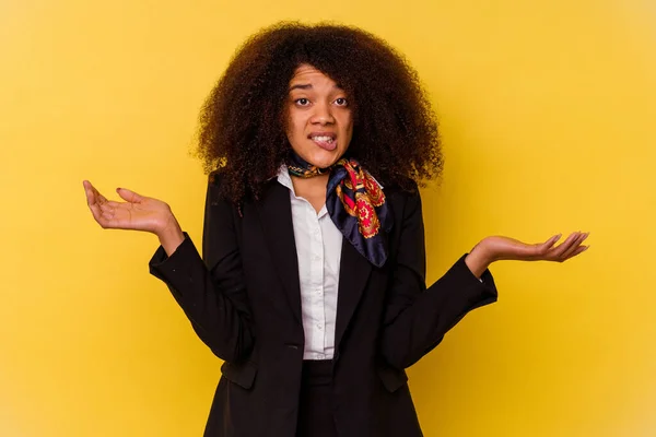Jonge Afro Amerikaanse Gastvrouw Geïsoleerd Gele Achtergrond Verward Twijfelachtige Schouders — Stockfoto