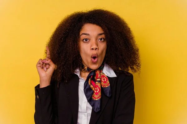 Jonge Afro Amerikaanse Gastvrouw Geïsoleerd Gele Achtergrond Met Een Geweldig — Stockfoto