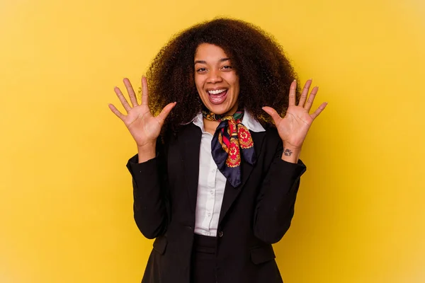 Jonge Afro Amerikaanse Gastvrouw Geïsoleerd Gele Achtergrond Toont Nummer Tien — Stockfoto