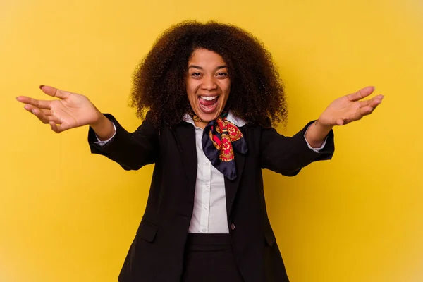 Junge Afroamerikanische Stewardess Isoliert Auf Gelbem Hintergrund Gibt Selbstbewusst Eine — Stockfoto