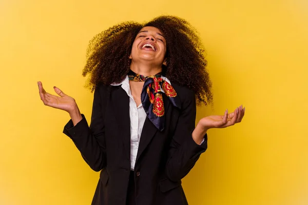 Joven Azafata Africana Aislada Sobre Fondo Amarillo Alegre Riendo Mucho — Foto de Stock