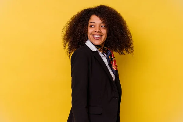 Jonge Afro Amerikaanse Gastvrouw Geïsoleerd Gele Achtergrond Kijkt Opzij Glimlachend — Stockfoto