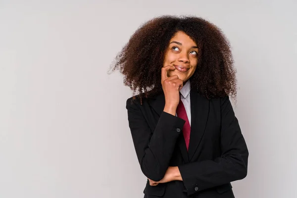 Jonge Afro Amerikaanse Zakenvrouw Draagt Een Pak Geïsoleerd Witte Achtergrond — Stockfoto