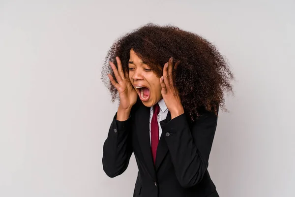 Junge Afroamerikanische Geschäftsfrau Anzug Auf Weißem Hintergrund Schreit Laut Hält — Stockfoto