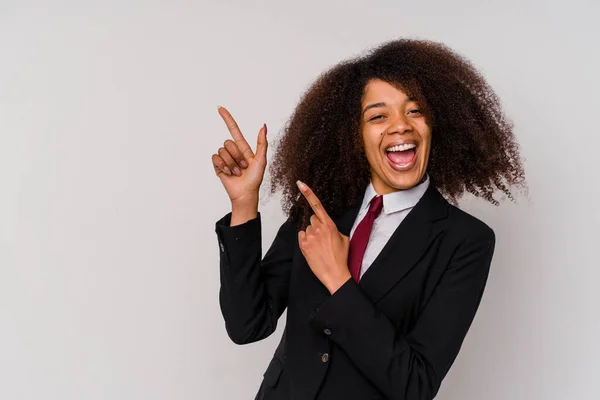 Mladá Afroameričanka Obleku Izolovaném Bílém Pozadí Ukazující Ukazováčky Kopírovací Prostor — Stock fotografie