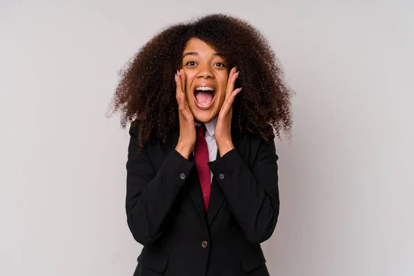 Mladá Africká Americká Obchodní Žena Obleku Izolované Bílém Pozadí Křičí — Stock fotografie