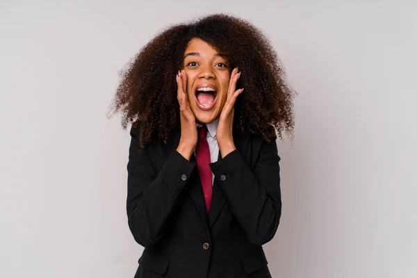 Jonge Afro Amerikaanse Zakenvrouw Draagt Een Pak Geïsoleerd Witte Achtergrond — Stockfoto