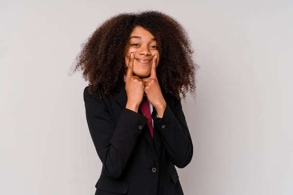 2つのオプションの間に疑問白の背景に隔離されたスーツを着て若いアフリカ系アメリカ人のビジネス女性 — ストック写真
